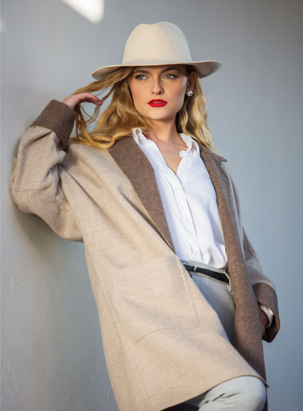 abrigo-karina-marron-vicuna-modelo